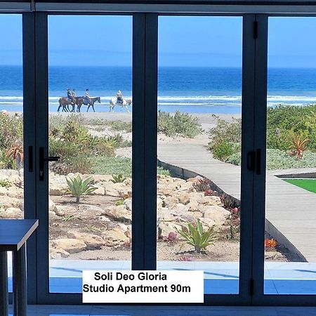 Soli Deo Gloria, Pearl Studio Paternoster Exteriör bild